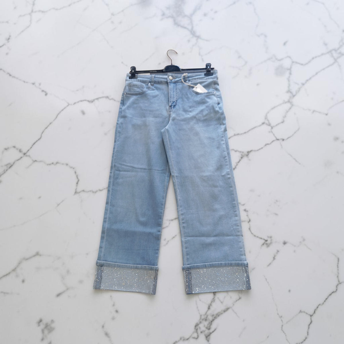 Jeans chiaro con risvolto e strass