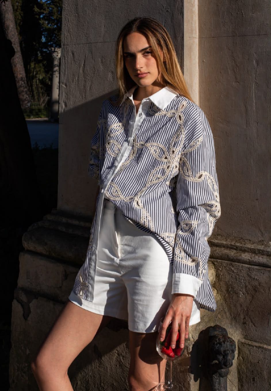 Camicia a righe blu con fiori ricamati