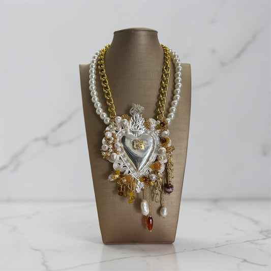 Collana cuore in lamierino argentato con pietre dure e perline