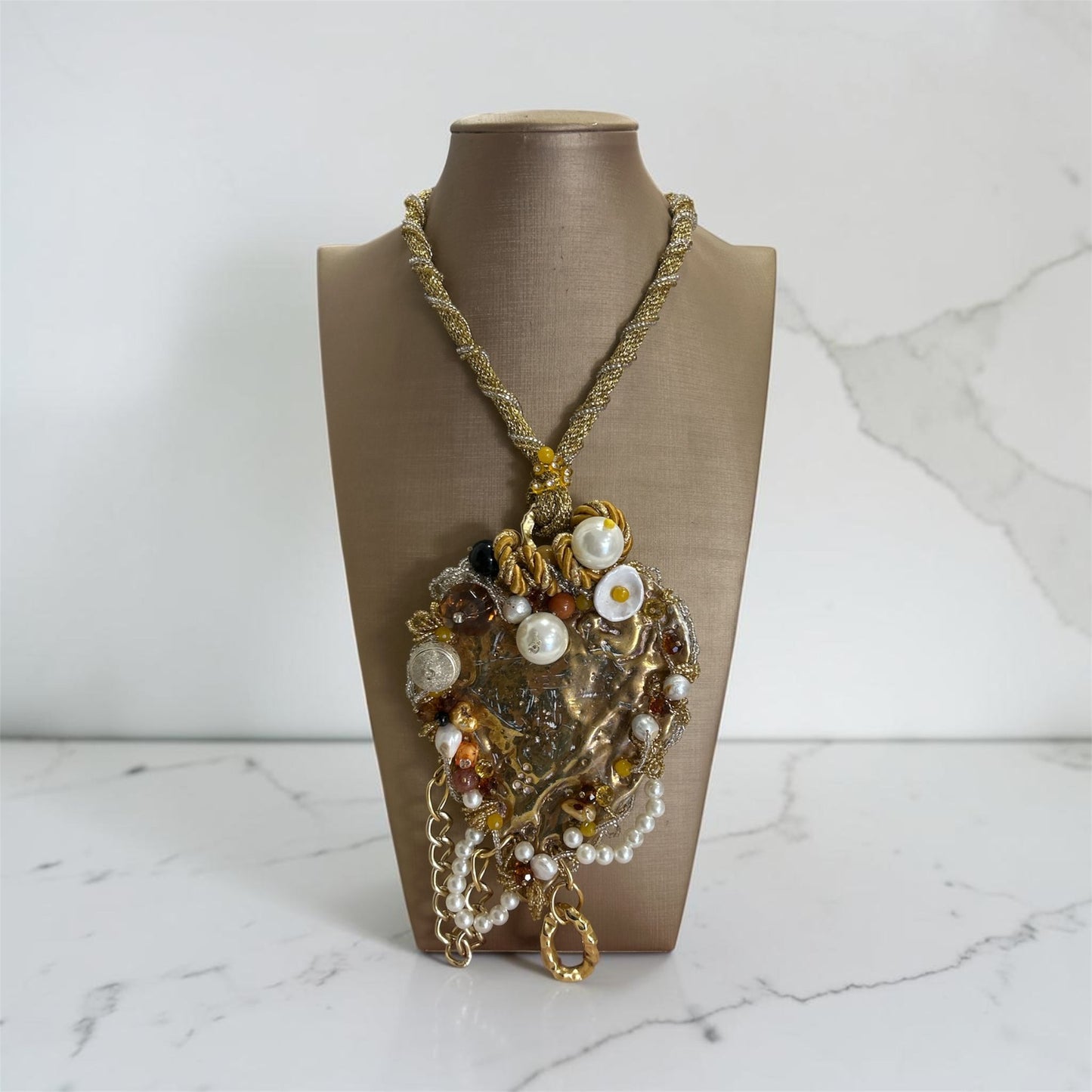 Collana cuore in ceramica con oro fuso e pietre dure