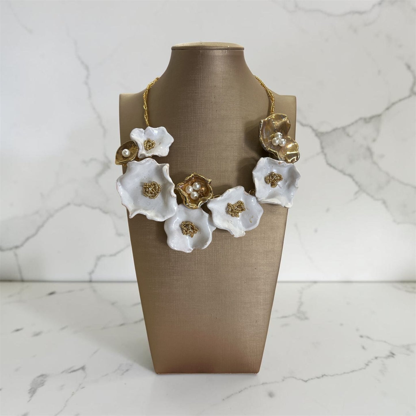 Collana fiori in ceramica con oro fuso
