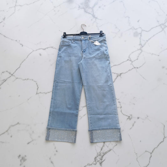 Jeans chiaro con risvolto e strass